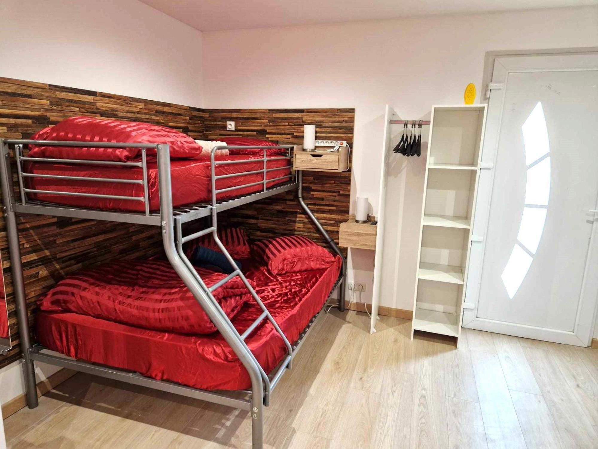 03 - Joli Studio Traversant Situe Au Rdc Avec 2 Lits, Tout Equipe Pour 1, 2 Ou 3 Personnes Maximum, Entree Independante Donnant Sur Parking Dont Une Place Est Reservee Devant La Porte, Grand Fourgon Possible Et Petit Jardin Sur L'Arriere Comme Une Ma Razac-sur-l'Isle Exterior photo