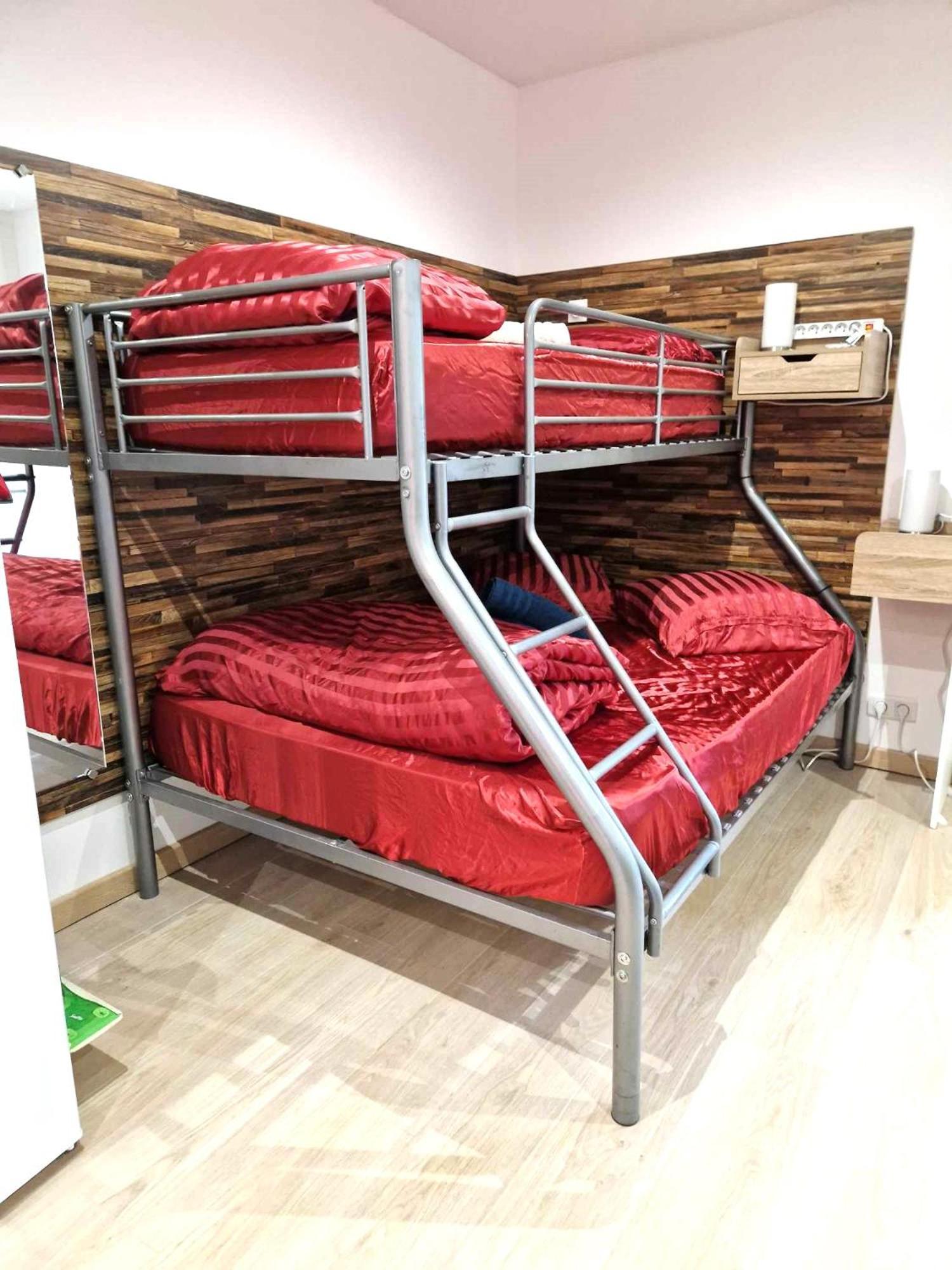 03 - Joli Studio Traversant Situe Au Rdc Avec 2 Lits, Tout Equipe Pour 1, 2 Ou 3 Personnes Maximum, Entree Independante Donnant Sur Parking Dont Une Place Est Reservee Devant La Porte, Grand Fourgon Possible Et Petit Jardin Sur L'Arriere Comme Une Ma Razac-sur-l'Isle Exterior photo